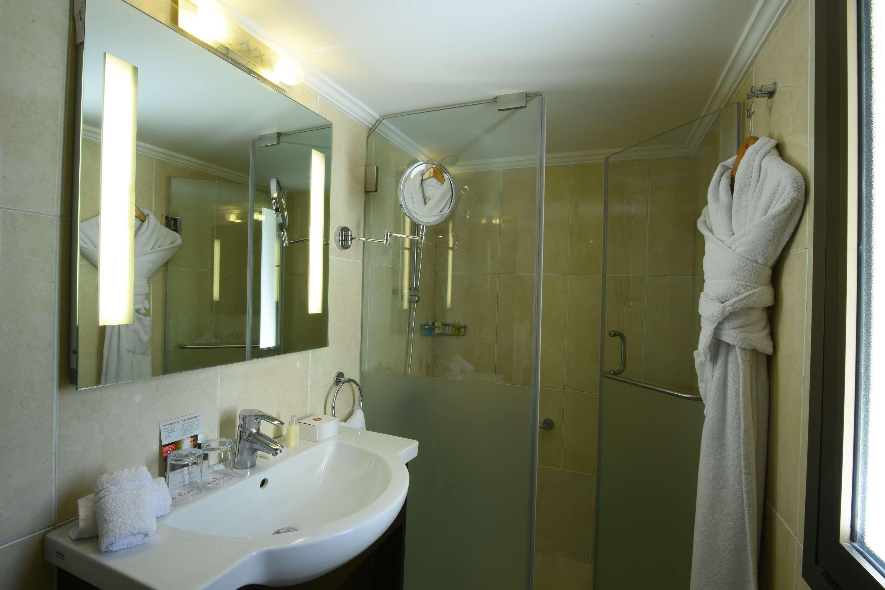 Ramada By Wyndham Downtown 4* Beirute