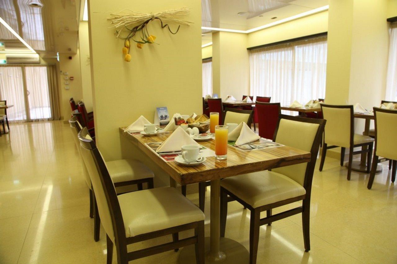 Hotel Ramada By Wyndham Downtown 4*