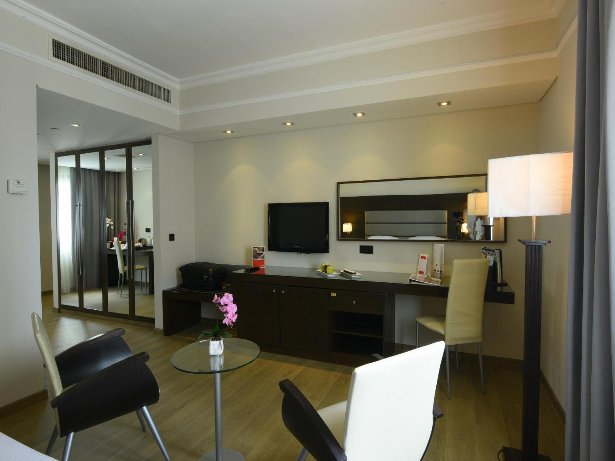 Ramada By Wyndham Downtown 4*